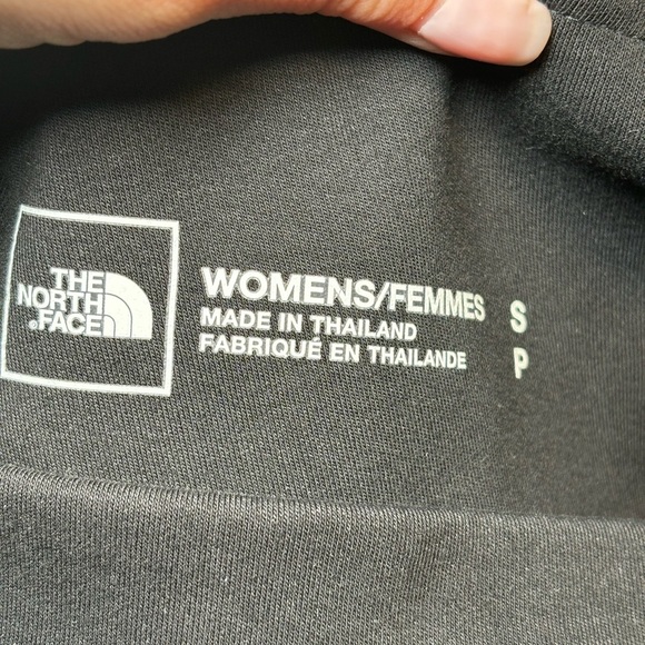 The North Face NWT - Women's Athletic Outdoor Casual Black Shorts in Size S - Picture 4 of 8